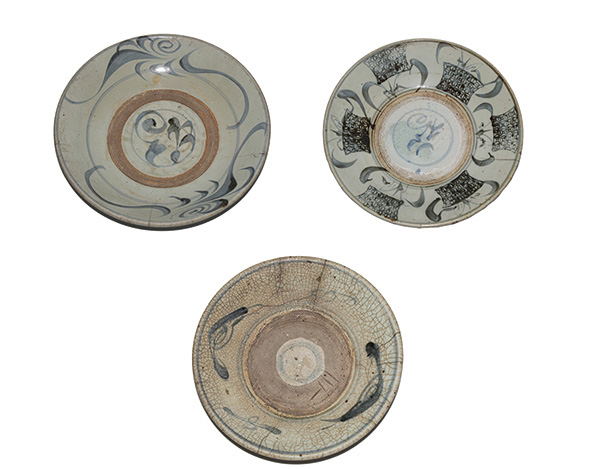 Set of three Kitchen Qing dishes.