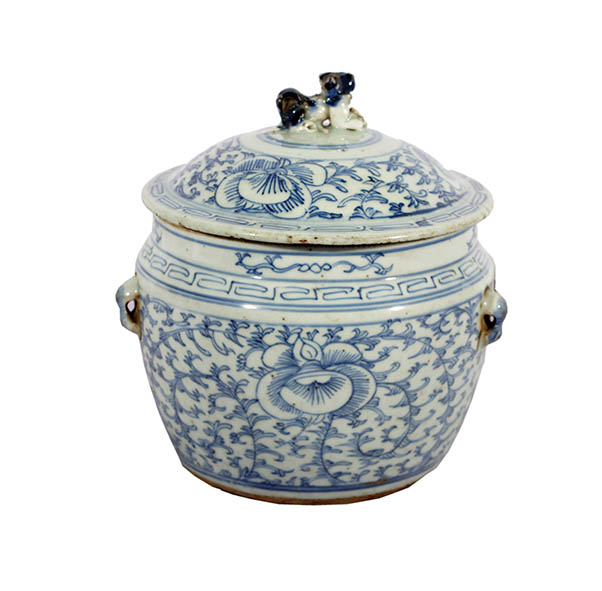 A small blue n white Kamcheng jar with lid