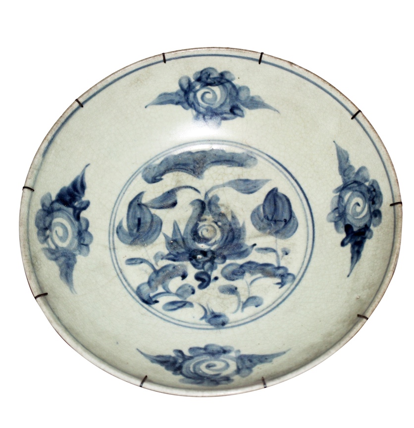 A 16 - 17th century late ming Zhangzhou swatow blue and white dish