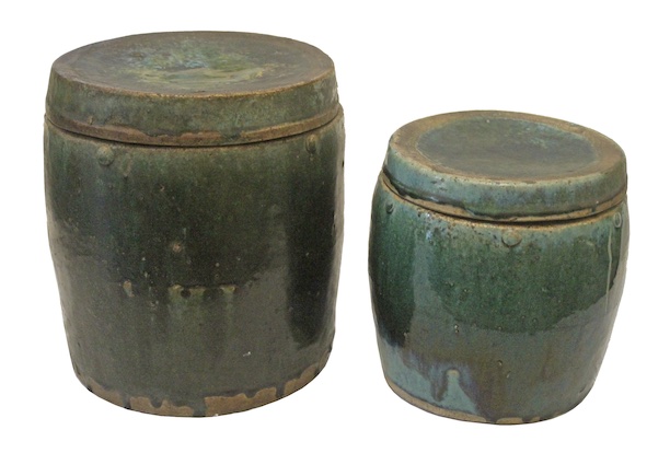 Two pieces of late qing dynasty Shiwan green glazed jars with covers