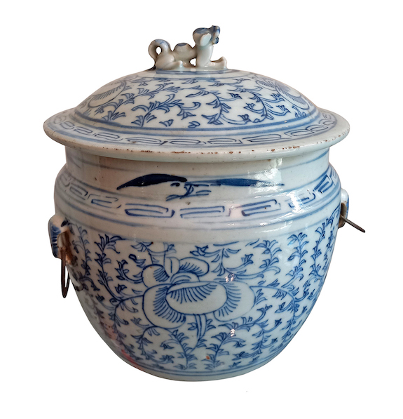 A blue and white sweet pea pattern Kamcheng with cover