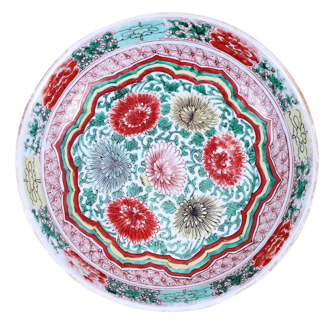 A kangxi period (1662 - 1722) of Chinese famille verte iron red dish painted with chrysanthemum