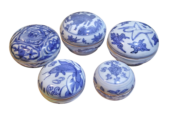 Five pieces Ming blue and white covered boxes