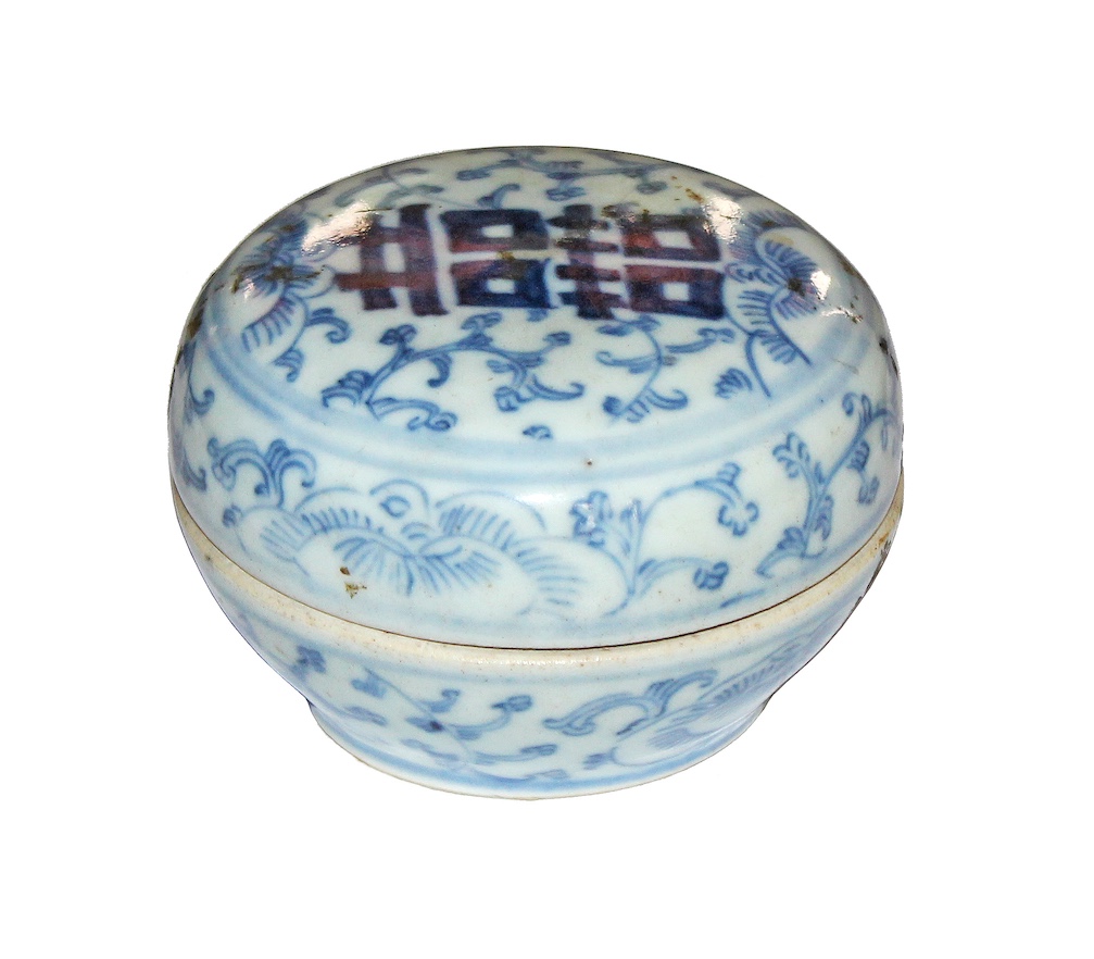 A Late Qing 19th century covered box with double happiness in blue and white