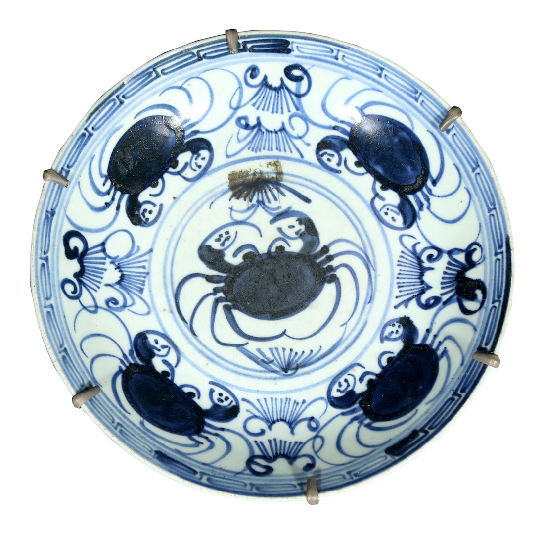 A 19th century kitchen Qing blue and white dish with five crabs decoration