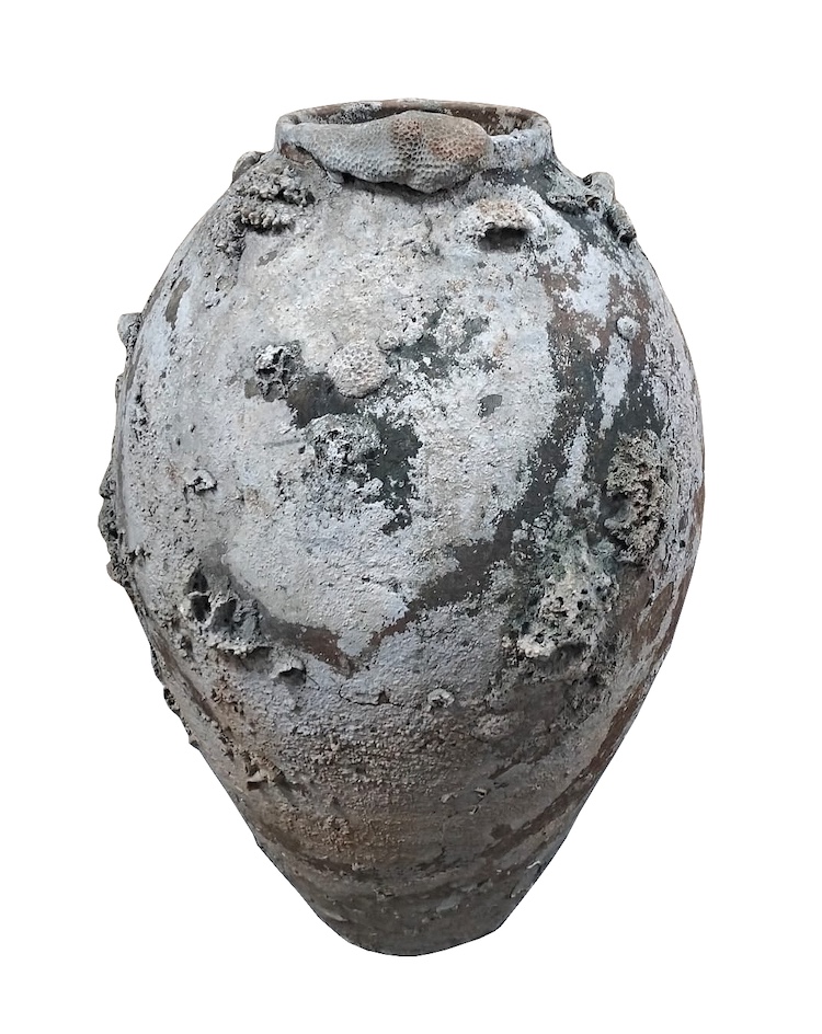 A 8th - 9th century Tang dynasti chinese storage jar with loop handles (from shipwreck)