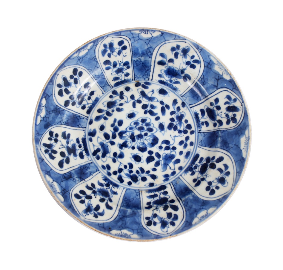 An early Qing 17th - 18th century blue and white floral plate